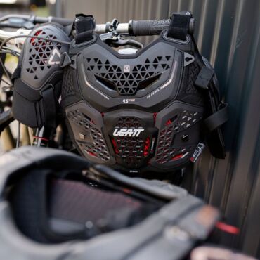 Leatt Защитный панцирь женский Chest Protector 4.5 Hybrid Pro V26 Black - миниатюра 1