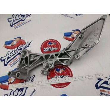 KTM Кронштейн подножки передний правый DUKE 125 200 250 390 15 20 ( 90103039000 ) - миниатюра 1