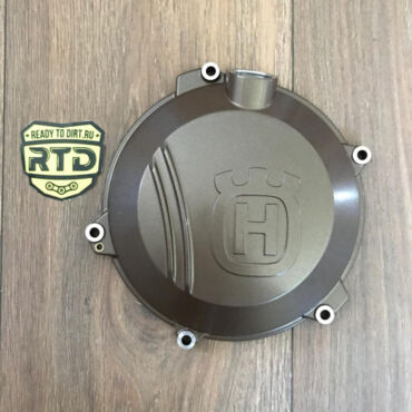 79430626000KA - Крышка сцепления Husqvarna FC450 (2016 2018), FE450 (2017 2018), FE501 (2017 2018) - миниатюра 1