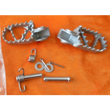 KTM FOOTREST  CPL.  14 Комплект подножек с крепежом KTM SX85 06-> SX50 65 09-> ( 47103040033 / 4700304003390 ) - миниатюра 1