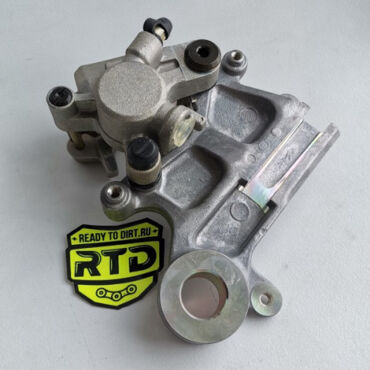 69100 44E10 999 - Задний суппорт Suzuki RM125 250 (1996 2000), DRZ400S (2000 2022), DRZ400E (2000 2007), DRZ400 (2000 2004) - миниатюра 1