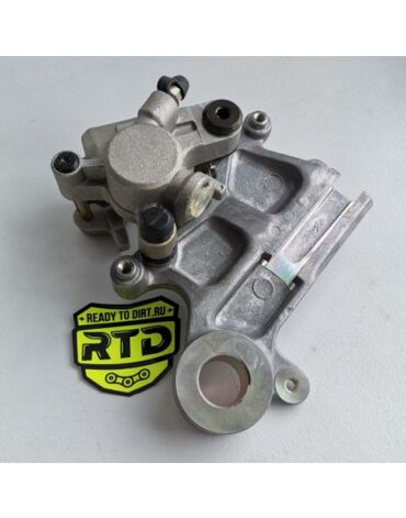 69100 44E10 999 - Задний суппорт Suzuki RM125 250 (1996 2000), DRZ400S (2000 2022), DRZ400E (2000 2007), DRZ400 (2000 2004)