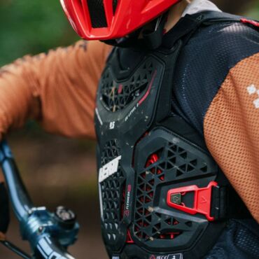 Leatt Защита панцирь подростковый Chest Protector 4.5 Hybrid V26 Black - миниатюра 3
