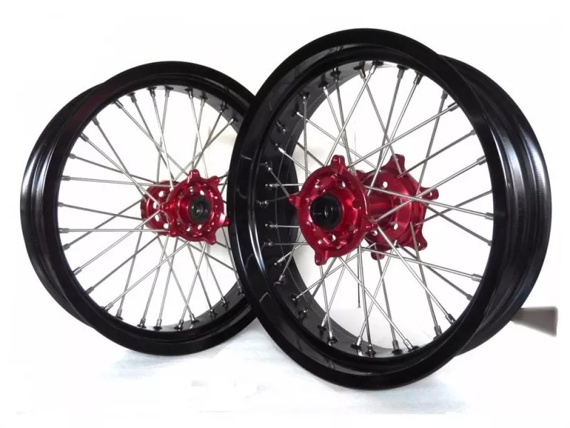 Колесо заднее Suzuki D.I.D DirtStar / Talon 17x4,5 красная ступица - фото 1