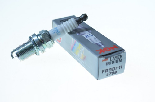 Свеча зажигания иридиевая Honda RVT1000R 00 01 NGK (FR9BI 11)