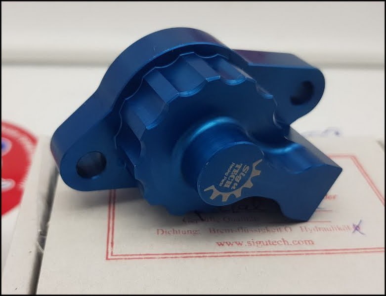 SiguTECH ( 800.102.00 ) DOT Blue - улучшенный цилиндр сцепления ( синий ) KTM 950 990 1050 1090 1190 1290 RC8 03->> - фото 2