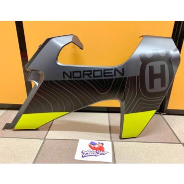 Husqvarna Fuel tank spoiler right Спойлер бензобака правый 901 Norden 22-> ( 22108051000CAA ) - миниатюра 4