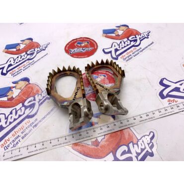 Carapaks Stainless Steel Foot Pegs усиленные подножки со смещением -5 вниз / -10 назад EXC 17 23 (  / FPSKT003Y1722 - миниатюра 4